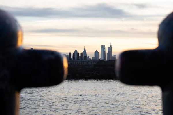 Tittar Mellan Två Graffitimålade Metallstavar Vid Philadelphia Skyline — Stockfoto