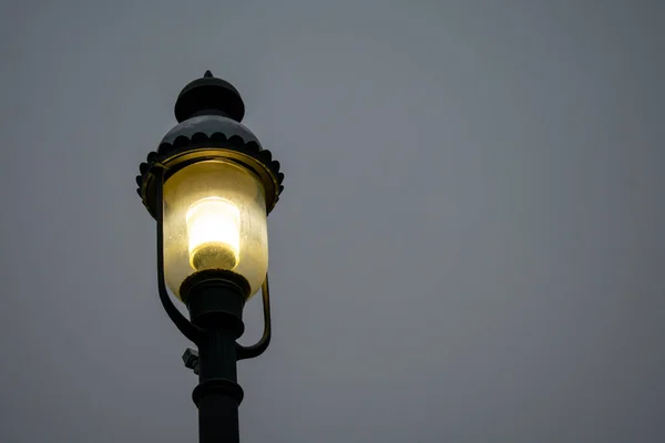 Old Fashioned Black Metal Street Lamp Gray Overcast Sky — Stock Photo, Image