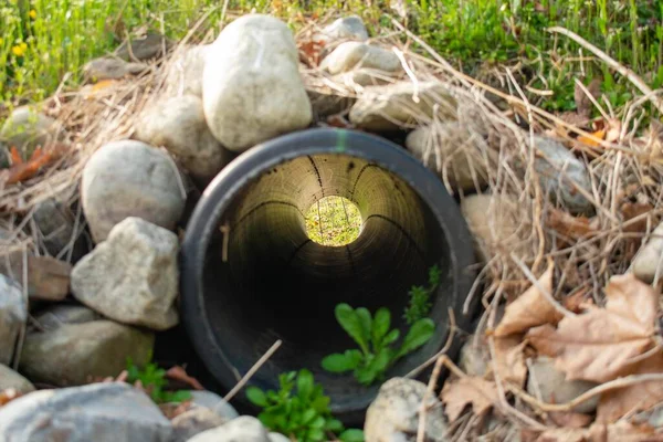 Looking French Drain Black Pipe Large Rocks Surrounding — Stock Photo, Image