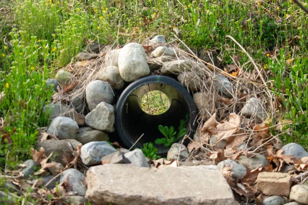 Guardando Attraverso Uno Scolo Francese Con Tubo Nero Grandi Rocce — Foto Stock