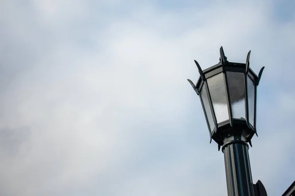 Old Fashioned Black Metal Lamp Post Clear Blue Sky Suburban — Stock Photo, Image