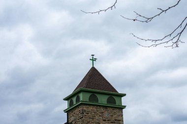 Pennsylvania banliyösünde Bulutlu Bulutlu Gökyüzü 'nün üstünde Haçı olan Çakıl Taşı Kilisesi