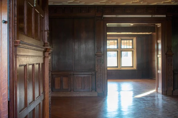 Blick Ein Altes Modisches Gebäude Mit Einem Antiken Dunkelbraunen Holzinterieur — Stockfoto