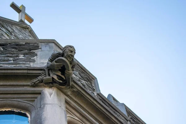 Uma Estátua Assustadora Saindo Parede Cobblestone Propriedade Elkins — Fotografia de Stock