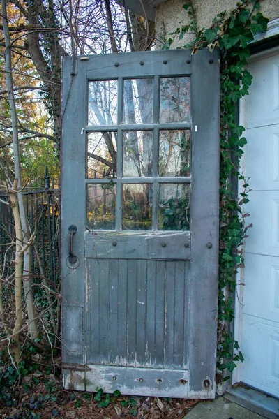 Una Vieja Puerta Madera Con Ventanas Vidrio Garaje Antiguo Suburban — Foto de Stock