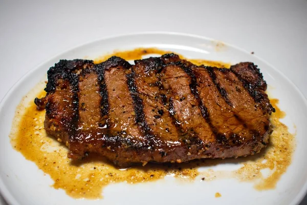 Ein Perfekt Gekochtes Steak Mit Grilllinien Auf Reinweißem Hintergrund — Stockfoto