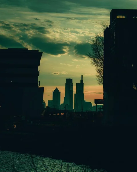 Eine Silhouette Der Skyline Von Philadelphia Zwischen Zwei Dunklen Gebäuden — Stockfoto