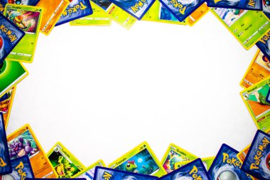 ELKINS PARK, PENNSYLVANIA-MAYIS 11.2020: Pokemon kartları beyaz bir arkaplanı sınırlıyor. Elkins Park 'taki küçük çocuklar bu kartları savaşmak için kullanıyor..