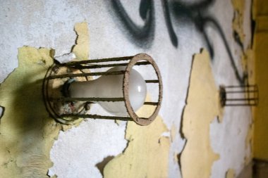 Terk Edilmiş Bir Binanın Duvarında Metal Çubuklarla çevrili Eski Bir Ampul