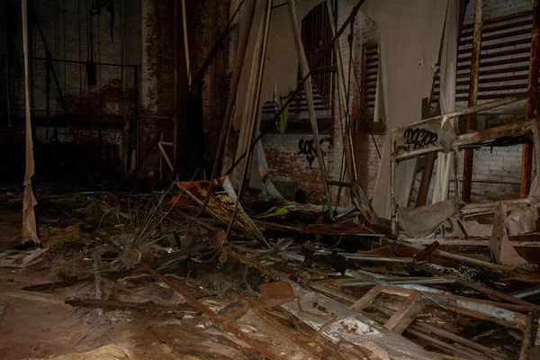 Een Theater Podium Een Verlaten Gebouw Bedekt Met Afval Puin — Stockfoto