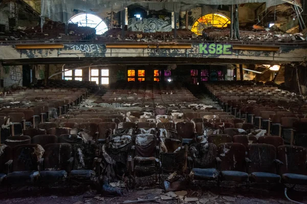 Newark New Jersey 'deki Terk Edilmiş Proctors Palace Tiyatrosu.