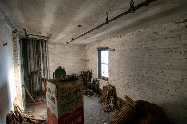再生年前に使用される小道具でいっぱいの放棄された劇場の部屋 — ストック写真