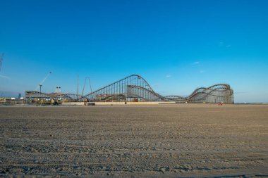 Wildwood New Jersey 'deki Boardwalk iskelesinde büyük bir ahşap lunapark treni.