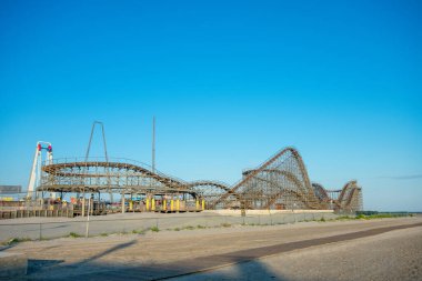 Wildwood New Jersey 'deki Boardwalk iskelesinde büyük bir ahşap lunapark treni.