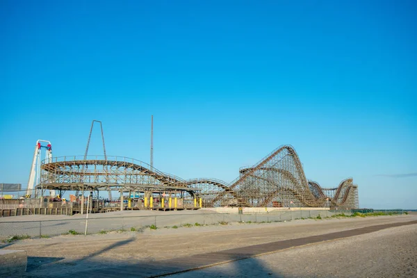 Wildwood New Jersey 'deki Boardwalk iskelesinde büyük bir ahşap lunapark treni.