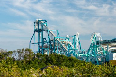 New Jersey 'deki Wildwood Boardwalk' ta Büyük Mavi ve Beyaz Metal Rollercoaster.