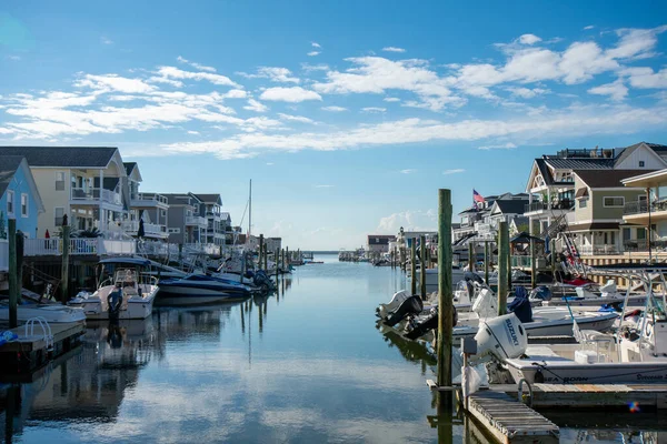 Een Zicht Een Kanaal Met Boten Huizen Aan Elke Kant — Stockfoto