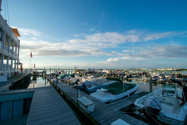 Una Marina Llena Barcos Con Cielo Azul Claro Detrás Wildwood — Foto de Stock