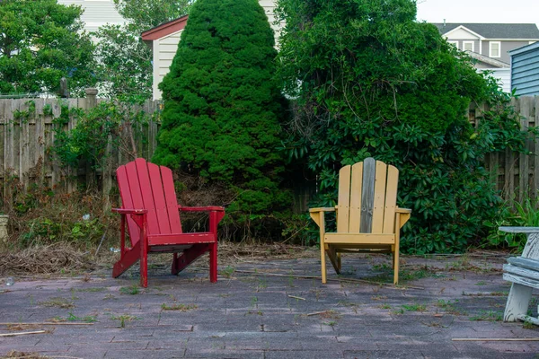 Stary Czerwony Żółty Salon Krzesło Brukowanym Podwórku Beach Town — Zdjęcie stockowe