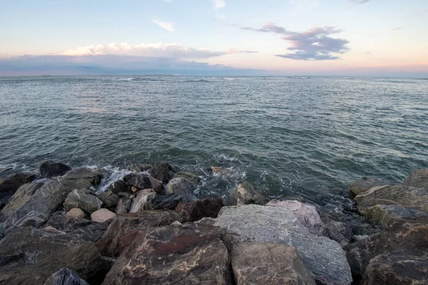 New Jersey 'deki Kuzey Wildwood Deniz Duvarı' nın Güzel Okyanus ve Gökyüzü Manzarası