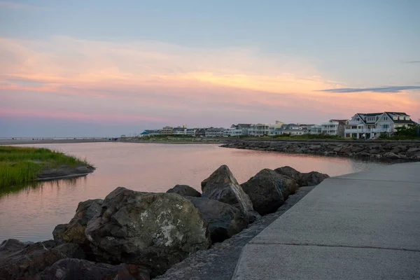 Een Betonnen Pad Met Daarachter Een Oranje Blauwe Zonsondergang Lucht — Stockfoto