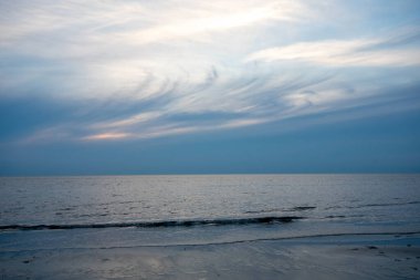 The Villas, New Jersey 'deki körfezde, okyanusun üzerinde bir gün batımı gökyüzü.