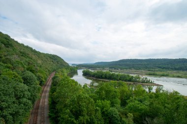 Susquehanna Nehri 'nin yanındaki eski demiryolu Holtwood Köprüsü' nden görülebiliyor. Tarihi Kilit 12.