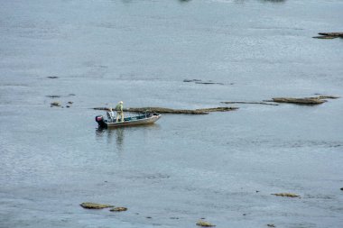 Pensilvanya 'da Susquehanna Nehri' nin kıyısındaki 12. Kilit 'te küçük bir balıkçı teknesinde iki adam.