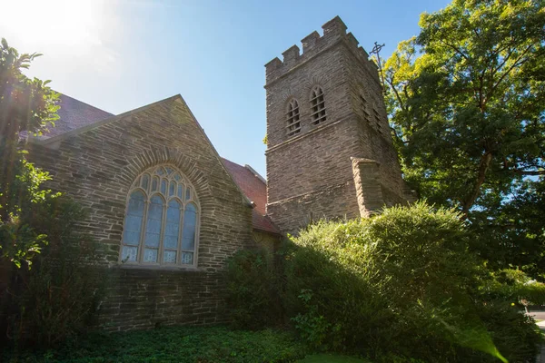 Una Gran Torre Ventana Una Iglesia Empedrada Los Suburbios Pensilvania — Foto de Stock