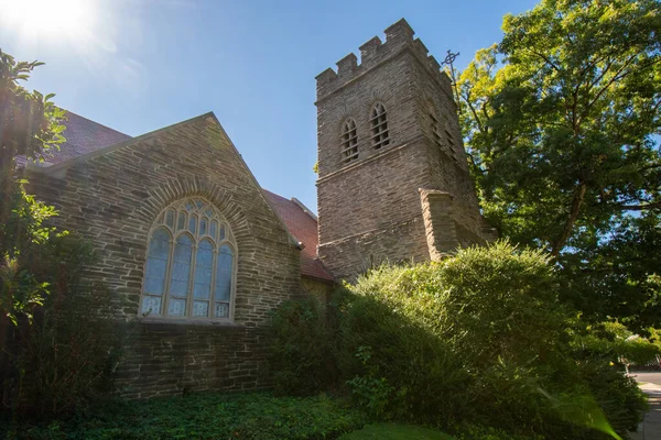 Una Gran Torre Ventana Una Iglesia Empedrada Los Suburbios Pensilvania — Foto de Stock