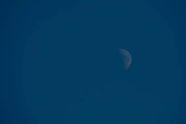 Μια Ζαλισμένη Και Κουρελιασμένη Σελήνη Έναν Καθαρό Γαλάζιο Ουρανό — Φωτογραφία Αρχείου