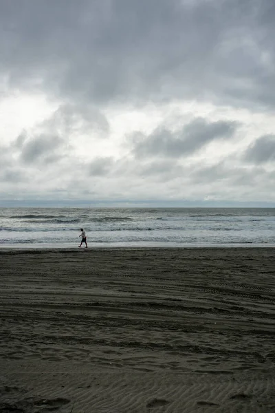 Lonely Man Walking Beach Dramatic Stormy Sky Horizon — Stock Photo, Image