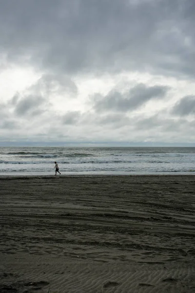 Hombre Solitario Caminando Por Playa Con Cielo Tormentoso Dramático Sobre — Foto de Stock