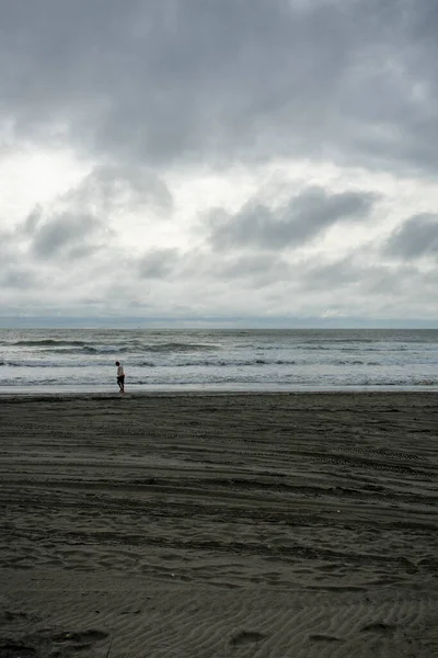 Een Eenzame Man Die Het Strand Loopt Met Een Dramatische — Stockfoto