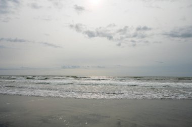 Bulutlu Gri Gökyüzünde Okyanus 'un Üzerinde Ufuk Manzarası