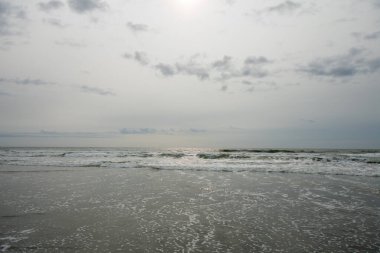 Bulutlu Gri Gökyüzünde Okyanus 'un Üzerinde Ufuk Manzarası