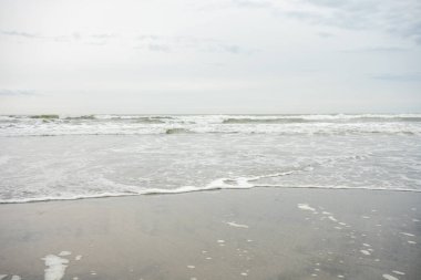 Bulutlu Gri Gökyüzü 'nde Okyanusun Üzerindeki Ufuk Manzarası