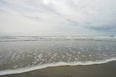 Bulutlu Gri Gökyüzü 'nde Okyanusun Üzerindeki Ufuk Manzarası