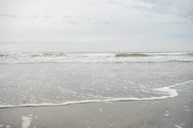 Bulutlu Gri Gökyüzü 'nde Okyanusun Üzerindeki Ufuk Manzarası