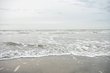 Ufkun Okyanusun Üzerindeki Kumsaldaki Görünümü Bulutlu Gökyüzü