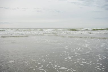 Ufkun Okyanusun Üzerindeki Kumsalın Bulutlu Gökyüzü Manzarası