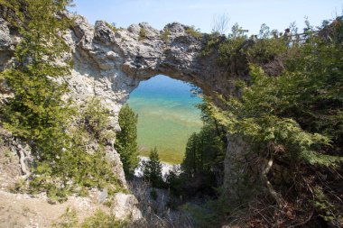 Makana Adası kemer Rock. Ünlü doğal landmark Arch Rock Mackinac Adası Michigan Gölü kıyısında Huron üzerinde eski jeolojik oluşumdur