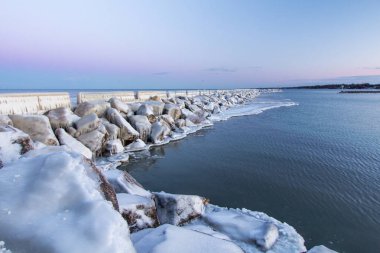 Kış manzarası. Michigan Gölü kıyısında Huron Lexington Michigan iskelede Ice kaplı.