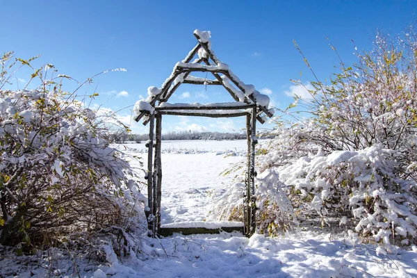 Ogród Zimowy Krajobraz Rustykalne Drewniane Altana Pośród Roślin Drzew Spowity — Zdjęcie stockowe