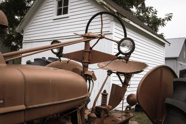 Barn Red Antique Tractor Traktor Antik Merah Diparkir Depan Gudang — Stok Foto