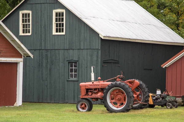 Landbouw Achtergrond Rode Antieke Trekker Traditionele Schuur Amerikaanse Midwest — Stockfoto