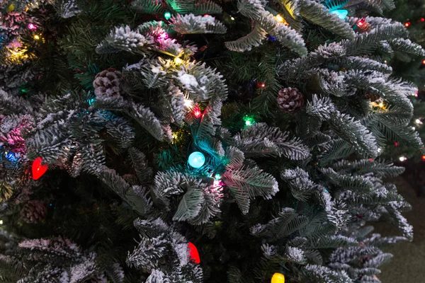 Şenlikli Tatil Arka Plan Noel Ağacı Süsler Ile Dekore Edilmiş — Stok fotoğraf
