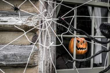 Cadılar Bayramı arka plan. Jack O Lantern ve örümcek web dekorasyon dış cephe duvar ev.