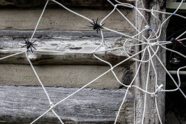 Ev yapımı Halloween dekorasyon kendin yap. Eski clothesline dış ev üzerinde yapılmış örümcek ağı