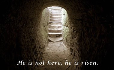 Christian Easter arka plan. Yeni Ahit Kutsal Kutsal diriliş ilgili ile parlak ışık kaplı taş merdiven ile karanlık boş odası.